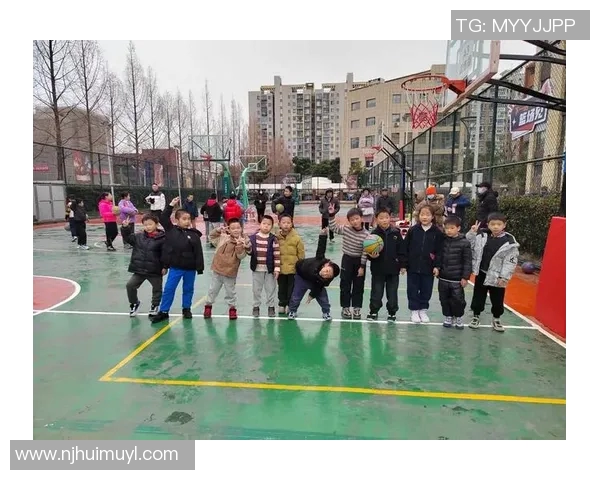 孩子模仿足球明星动作展现运动激情引发校园运动热潮